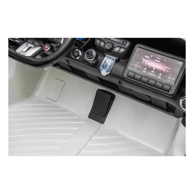 Mercedes Benz GT63 AMG Baltas 3