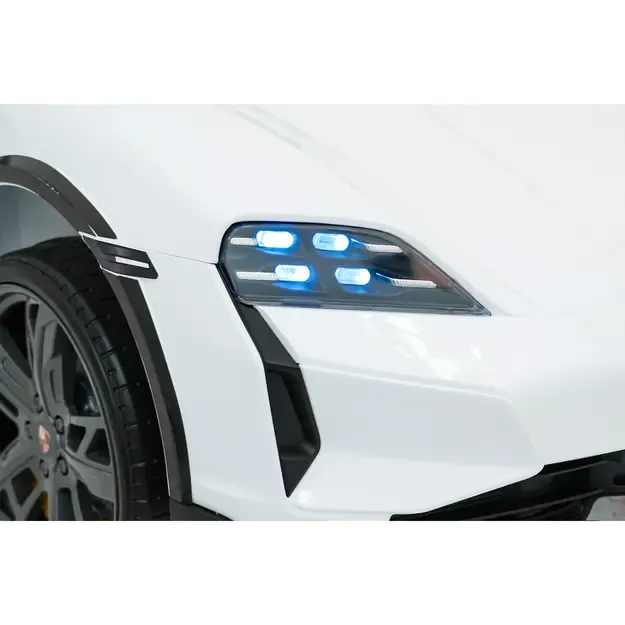 Porsche Taycan Turbo S Baltas 24